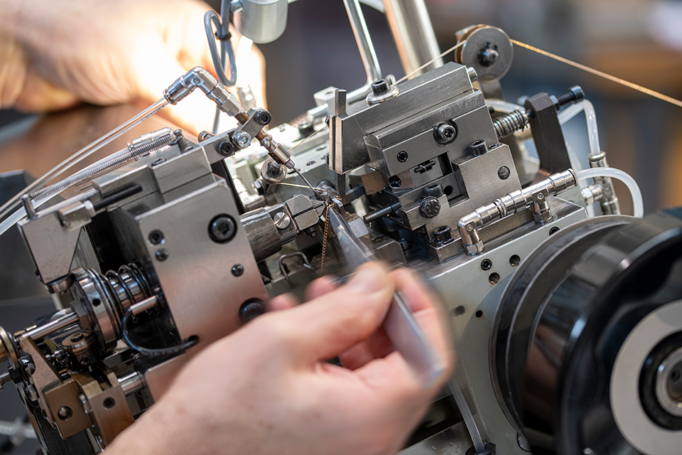 Macchine automatiche per la produzione di catene lumachina ed occhio di pernice.