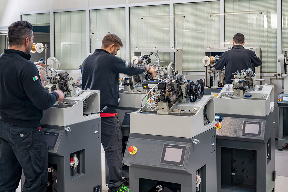 High-speed automatic machines for the production of sock chains