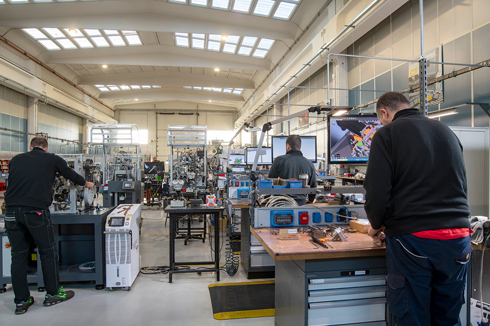 Macchine automatiche per la produzione di catene forzatina, rolò, due fili e taglio laterale