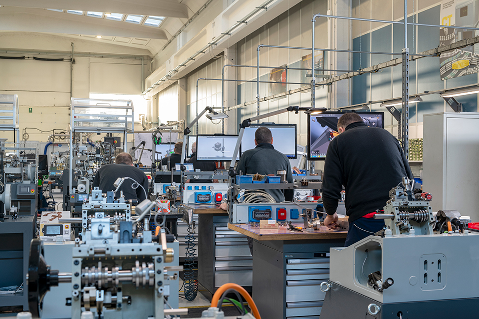 Automatic machines for the production of Milanese fabric